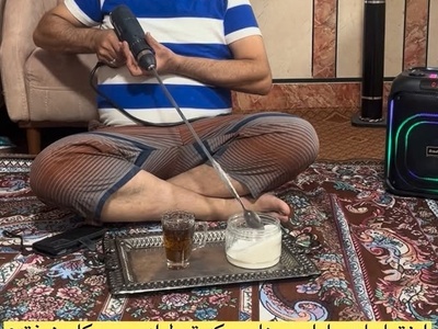 خلاقیت خنده دار پدر ایرانی برای اختراع همزن برقی با قاشق چای خوری و دریل حماسه ای نو در صنعت لوازم برقی آفرید/ مخترع قرن جدید😂+فیلم