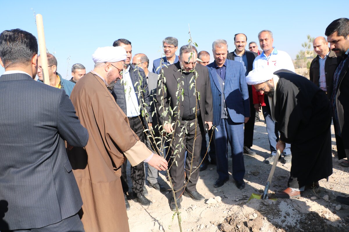 مراسم کاشت درخت در دانشگاه شهید مدنی آذربایجان، همزمان با آغاز طرح کاشت یک میلیارد درخت در کشور+ تصاویر