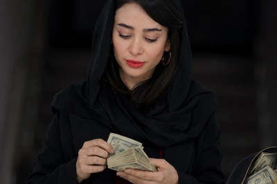 بعد از هادی حجازی فر الناز حبیبی هم مادرخرج سینما شد! رفیق بازم و برای دوستام بریز و بپاش می کنم! شماچی حاضرید دار و ندارتونو بزنید به نام رفیقاتون؟