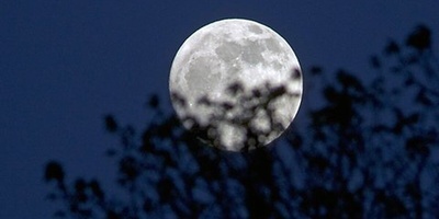 (عکس) ماه میان ابرهای طوفانی/ نمایشی هیجان‌انگیز در آسمان