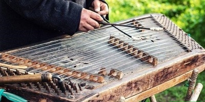 (ویدئو) رسوای زمانه علیرضا قربانی رو بی‌کلام بشنو! نوای سنتور دل آدمو می‌سوزونه!