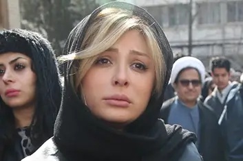 مراسم ختم پدر نیوشا ضیغمی این چنین برگزار شد؛ از حضور احسان خواجه‌امیری، شبنم قلی‌خانی، علی ضیا و... تا انبوهی از تاج گل وسِرو ولیمه عزا در یک رستوران شیشه‌ای+ویدیو