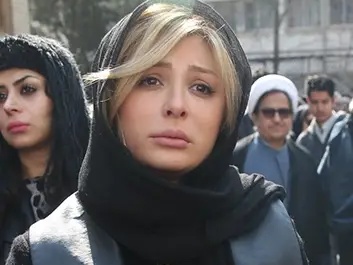 مراسم ختم پدر نیوشا ضیغمی این چنین برگزار شد؛ از حضور احسان خواجه‌امیری، شبنم قلی‌خانی، علی ضیا و... تا انبوهی از تاج گل وسِرو ولیمه عزا در یک رستوران شیشه‌ای+ویدیو