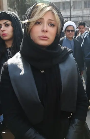 مراسم ختم پدر نیوشا ضیغمی این چنین برگزار شد؛ از حضور احسان خواجه‌امیری، شبنم قلی‌خانی، علی ضیا و... تا انبوهی از تاج گل وسِرو ولیمه عزا در یک رستوران شیشه‌ای+ویدیو