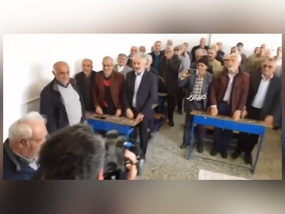 (ویدئو) بازگشت نوستالژیک معلم بازنشسته به کلاس/ فقط میانگین سنی شاگرداش!