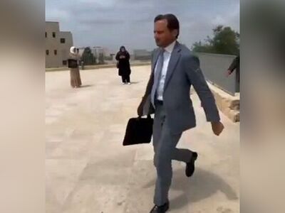 (ویدئو) فرار سفیر آلمان از دانشگاه به خاطر ترس از دانشجویان فلسطینی