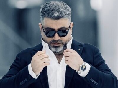 (ویدئو) نگاهی به هدیه گران‌مایه «پروفسورفرهود»، پدر علم ژنتیک ایران به «رضا رشیدپور»/ گذر زمان رشیدپور با کلمات جواهرنشان پروفسور فرهود