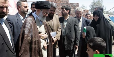 رهبر شهید انقلاب و همدلی تاریخی با مردم بم سال 82 + فیلم/عکس
