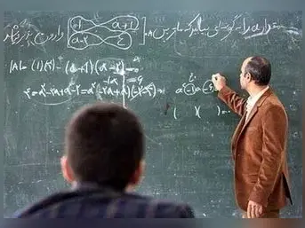 (ویدئو) حرکت جالب و چالشی یک معلم ریاضی در کلاس/ همیشه تجربه حرف اول رو می‌زنه!