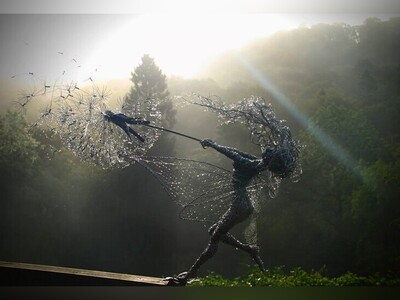 ویدیو/ مجسمۀ فانتزی پری و پرواز قاصدک/ ذوق و هنری که سیم‌های مسی را به هم پیوند زده، رویا را تداعی می‌کند