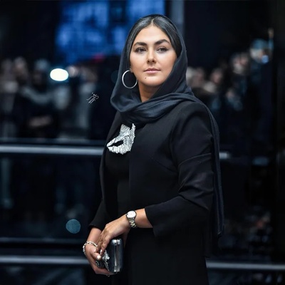 ببینید| هدی زین‌العابدین با شومیز و کلاه سبزآبی ظاهر شد؛ چرا استایلش برای این مراسم زیر سؤال رفت؟