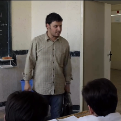 (ویدئو) سکانسی دیدنی از عصبانی شدن جواد عزتی در کلاس/ کیا از این معلما داشتن!؟