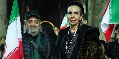 یادگاری دانش آموزان شهید و غلتان در خون میناب در دستان سیروس مقدم: این سیسمونی بچه هاییه که قرار بود عاقبت بخیر بشن اما...