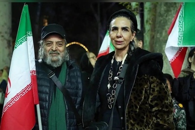 یادگاری دانش آموزان شهید و غلتان در خون میناب در دستان سیروس مقدم: این سیسمونی بچه هاییه که قرار بود عاقبت بخیر بشن اما...