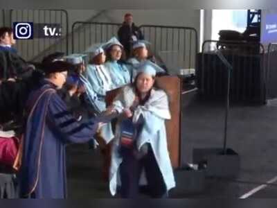 (ویدئو) دانشجوی عصبانی دانشگاه کلمبیا، در جشن فارغ‌التحصیلی مدرکش را پاره پاره کرد