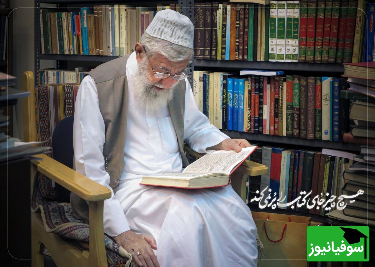 انتشار تصویر جدید مقام معظم رهبری در کتابخانهٔ شخصی ایشان