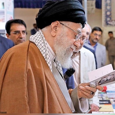 وقتی رهبر شهید انقلاب در 3 ثانیه غلط چاپی کتاب را گرفت!/ واکنش دیدنی آیت‌الله خامنه‌ای به عربی‌سازی یک نام ایرانی + فیلم