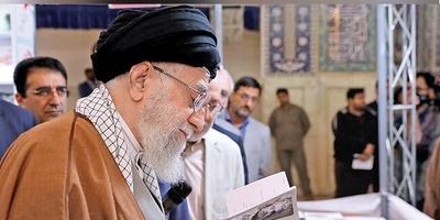 وقتی رهبر شهید انقلاب در 3 ثانیه غلط چاپی کتاب را گرفت!/ واکنش دیدنی آیت‌الله خامنه‌ای به عربی‌سازی یک نام ایرانی + فیلم