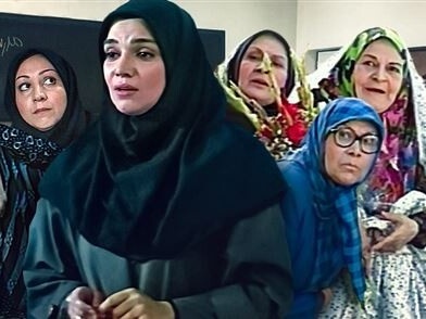 ویدئو| لحظه‌ی ناب فارغ‌التحصیلی دانش‌آموزان کهن‌سال در سریال نوستالژی و دهه هفتادی مدرسه مادربزرگ‌ها/ فقط قیافه‌ی چادر گل‌گلی😂
