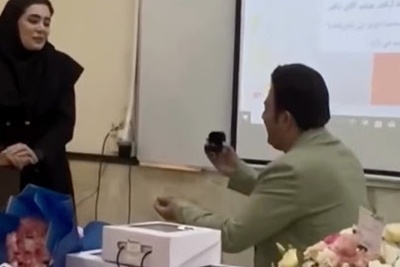 عشق و حلقه در جلسه دفاع؛ خواستگاری استاد از دانشجو به سوژه شبکه‌های اجتماعی تبدیل شد!