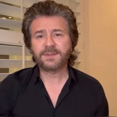 جنجالِ بزرگ در دنیای هنر؛ «قیصر» نقاب از چهره‌ی «منصور» که برای نتانیاهو خواند، برداشت+ویدیو
