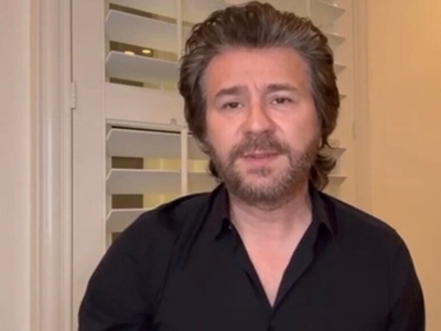 جنجالِ بزرگ در دنیای هنر؛ «قیصر» نقاب از چهره‌ی «منصور» که برای نتانیاهو خواند، برداشت+ویدیو