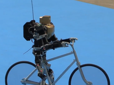 (ویدئو) ربات شیطون بلایی که بهتر از انسان‌ها رکاب می‌زند!