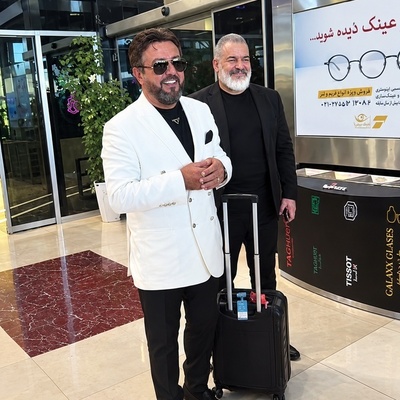 بیژن مرتضوی به محض ورود به ایران سجده کرد؛ بوسه احساسی خواننده محبوب بر خاک وطن پای پله‌های هواپیما + فیلم
