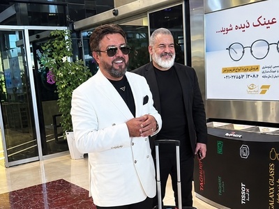 بیژن مرتضوی به محض ورود به ایران سجده کرد؛ بوسه احساسی خواننده محبوب بر خاک وطن پای پله‌های هواپیما + فیلم