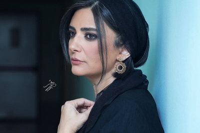 یک انتخاب کوچک، یک تغییر بزرگ؛ گردنبندهای طلایی چگونه استایل لیندا کیانی را لوکس‌تر کردند؟