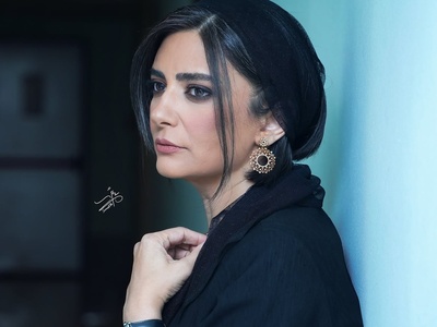 یک انتخاب کوچک، یک تغییر بزرگ؛ گردنبندهای طلایی چگونه استایل لیندا کیانی را لوکس‌تر کردند؟