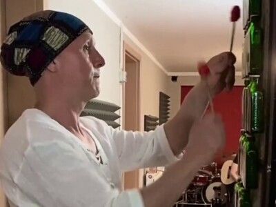 ویدئو / وقتی بطری‌های آب جای سازها را می‌گیرند/ هنرمندی که با بطری‌های آب، مرزهای هنر را جابه‌جا می‌کند و موسیقی‌های منحصر‌‌به‌فرد می‌نوازد