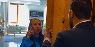 فیلم/سبک شناسی دکوراسیون منزل شاهانه مرجانه گلچین بازیگر سریال بامداد خمار در روز اسباب کشی/ اتاق جوایز و ویترین تندیس ها، مبلمان سلطنتی، آباژور، لوستر کریستالی اعیانی، تی وی روم و...