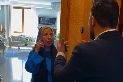 فیلم/سبک شناسی دکوراسیون منزل شاهانه مرجانه گلچین بازیگر سریال بامداد خمار در روز اسباب کشی/ اتاق جوایز و ویترین تندیس ها، مبلمان سلطنتی، آباژور، لوستر کریستالی اعیانی، تی وی روم و...