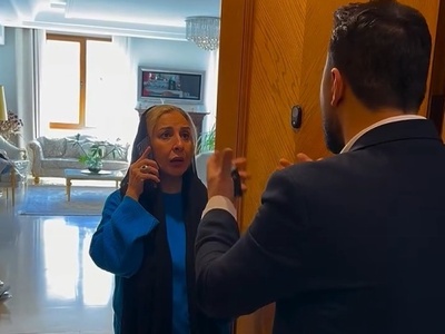 فیلم/سبک شناسی دکوراسیون منزل شاهانه مرجانه گلچین بازیگر سریال بامداد خمار در روز اسباب کشی/ اتاق جوایز و ویترین تندیس ها، مبلمان سلطنتی، آباژور، لوستر کریستالی اعیانی، تی وی روم و...