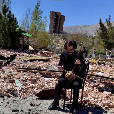 (ویدئو) کمانچه‌نوازی سوزناک در ویرانه‌های دانشگاه شهید بهشتی؛ نوایی که حتی بمب‌ها نتوانستنند خاموشش کنند