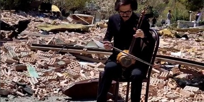 (ویدئو) کمانچه‌نوازی سوزناک در ویرانه‌های دانشگاه شهید بهشتی؛ نوایی که حتی بمب‌ها نتوانستنند خاموشش کنند