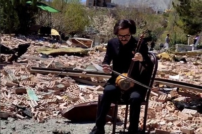 (ویدئو) کمانچه‌نوازی سوزناک در ویرانه‌های دانشگاه شهید بهشتی؛ نوایی که حتی بمب‌ها نتوانستنند خاموشش کنند