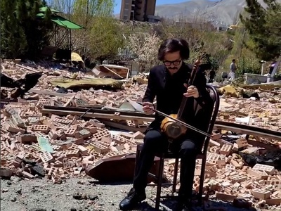 (ویدئو) کمانچه‌نوازی سوزناک در ویرانه‌های دانشگاه شهید بهشتی؛ نوایی که حتی بمب‌ها نتوانستنند خاموشش کنند