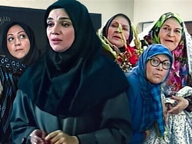 ویدئو| لحظه‌ی ناب فارغ‌التحصیلی دانش‌آموزان کهن‌سال در سریال نوستالژی و دهه هفتادی مدرسه مادربزرگ‌ها/ فقط قیافه‌ی چادر گل‌گلی😂