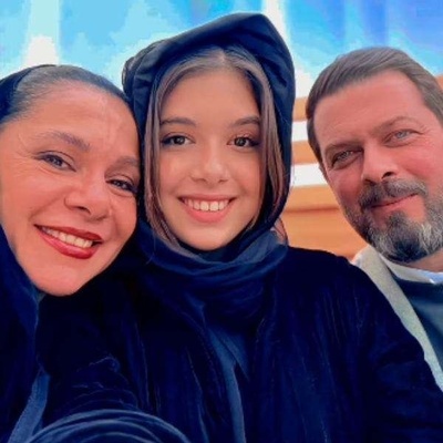 نفس بازغی: لزومی نمی بینم به مردم درباره طلاق پدر و مادرم توضیح بدم/ حرف های بدی که درباره اونا زده میشه منو اذیت میکنه!