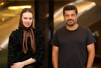 ترکیب برنده‌یِ کلاسیک و کژوال در اکران مردمی «جزیره جیمزباند»؛ تقابل تیپ روسی بازیگر زن جوان با استایل ایرانی سام درخشانی