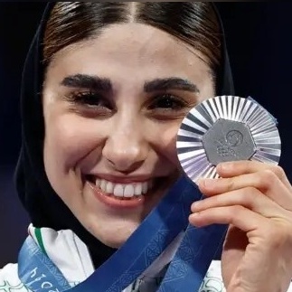نگاهی به تیپ و استایل دانشگاهی پرافتخارترین بانوی ایرانی، ناهید کیانی، قهرمان تکواندو المپیک پاریس با مقنعه و مانتوی خوشرنگ