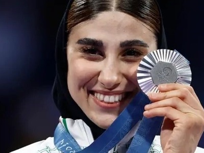 نگاهی به تیپ و استایل دانشگاهی پرافتخارترین بانوی ایرانی، ناهید کیانی، قهرمان تکواندو المپیک پاریس با مقنعه و مانتوی خوشرنگ
