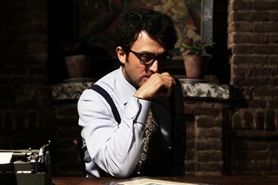 یادی کنیم از شعر غمناک مصطفی زمانی سروده دکتر افشین یداللهی: مگر لایق تکیه دادن نبودم تو با حسرت شانه من چه کردی...جهان من از گریه ات خیس باران تو با سقف کاشانه من چه کردی💔+فیلم