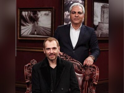 (ویدئو) بلایی که کوروش تهامی سر مهران مدیری آورد/ مهران مدیری: یه آدامس اکالیپتوس داد، طحالم پاره شد و همه چاکراهام باز شد/ اجرای بی‌نظیر سرود وطنم در خانه سینما