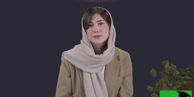 (ویدئو) شعرخوانی باران نیکراه با صدایی پر از احساس در حضور علی ضیا: کوه در رشته کوه بسیار است / کوه را در کویر باید دید