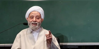 خاطره خنده‌دار آقای قرائتی: روحانی داشت سخنرانی میکرد دید یه دختر و پسر رفتن زیر منبر دارن باهم شوخی میکنن، داد زد مگه غیرت و شرف ندارین! جواب پسره آخره سم خالصه🤣