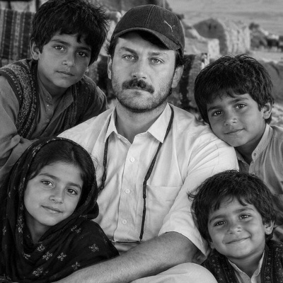 سنگ‌تمام دانیال پورصباح برای کودکان سیستان‌ و بلوچستان؛ دست‌پر آمد با کیف و لوازم‌التحریر