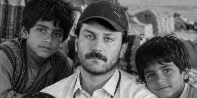 سنگ‌تمام دانیال پورصباح برای کودکان سیستان‌ و بلوچستان؛ دست‌پر آمد با کیف و لوازم‌التحریر